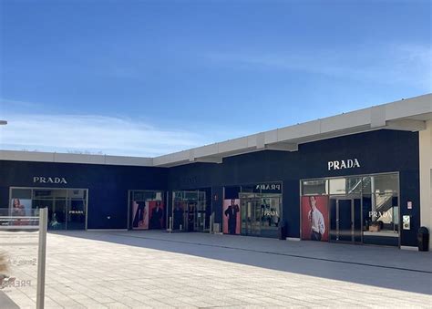 Prada outlet chiude e saluta il Castagno 